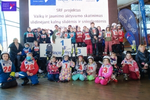 Sniegas pavasarį: Lapių vaikai išmoko slidinėti ir varžėsi uždaroje sniego arenoje Druskininkuose